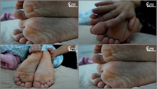 Toe massage – Czech Soles – Wendy’s Cold Tiny Feet In Need Of Attention