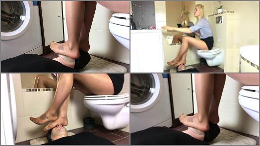 Foot humiliation – Dominant Femine – Olga – Make-up While Sitting On Toilet