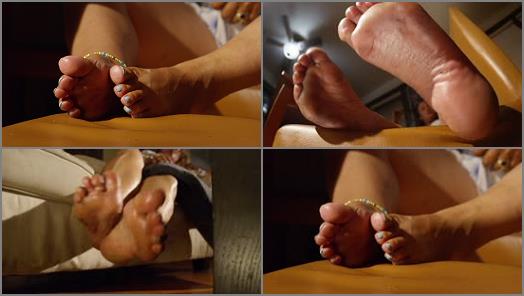 Messy feet – Nichole’s Mature Thick Feet Oiled and in Your Face