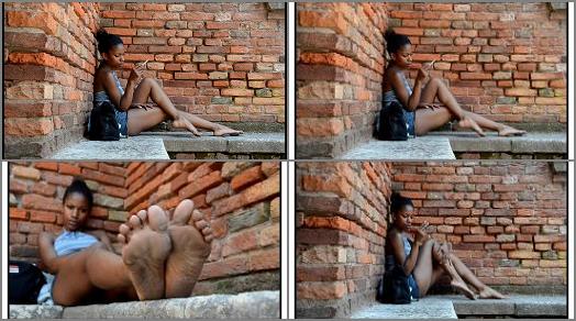 Barefoot fetish – Barefoot Urban Girls – PERLANERA: bare legs and dirty soles