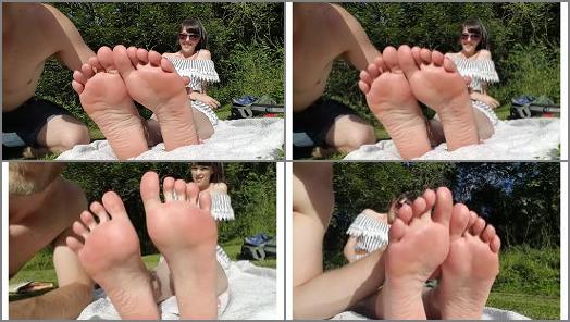 OUTDOOR FOOT WORSHIP preview