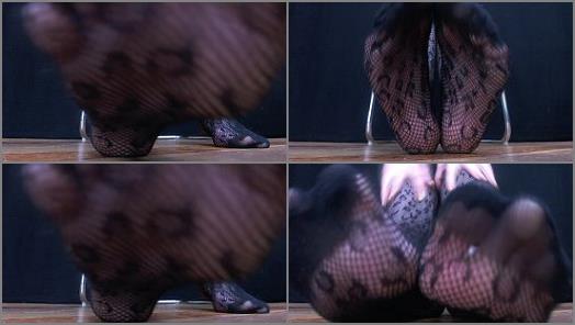 Queen Nyx  Dirty Fishnet Feet preview