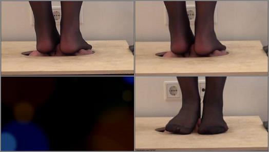 Trample – Brainstorming – Extreme Facetrampling And Facestomping In Pantyhose Facebox –  Alice