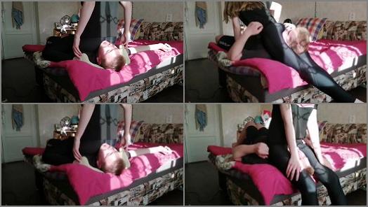 Ass Smotherig – Young Goddess – Reverse Scissors And Facesitting Humiliation