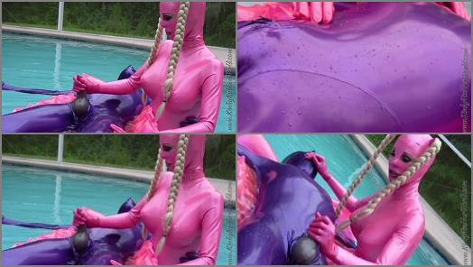 Catsuit –   Kinky Rubber World, Lara playing with Rubber Jeff in Latex Blindmask on the Pool Float