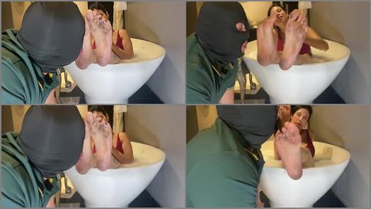 Foot+worship – Feetwonders – Tub Prosecco and a dirty foot cleaner